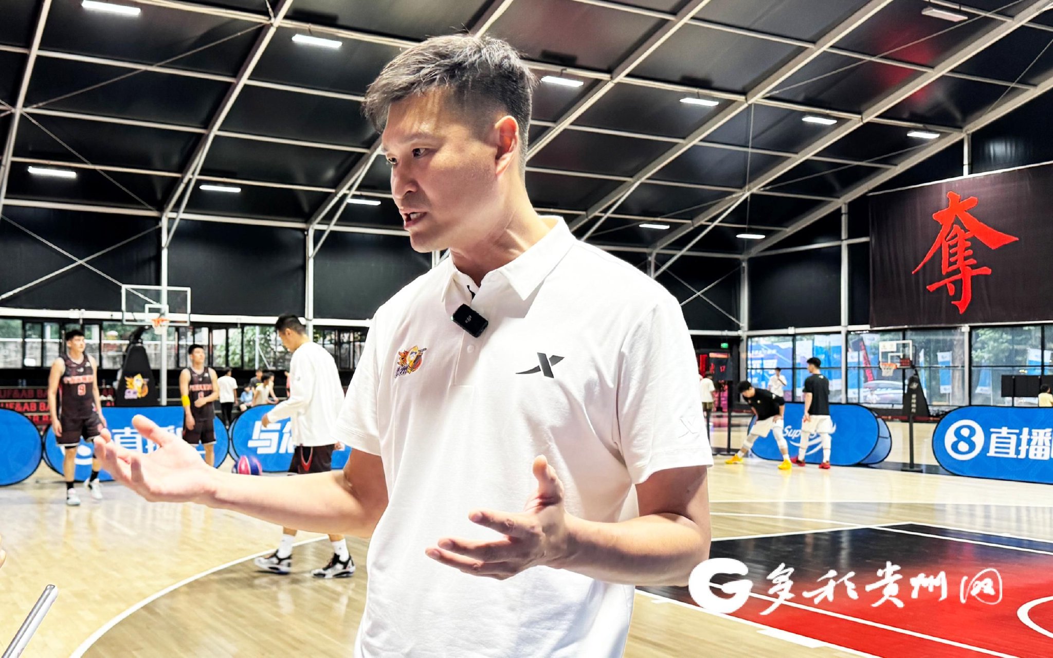 关于篮球教练发布在线训练视频，鼓励球迷保持锻炼的信息