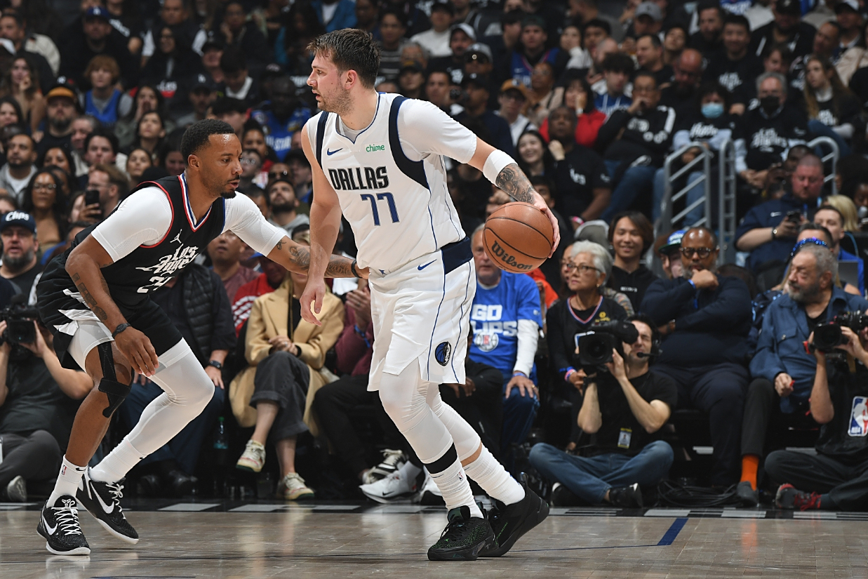 杏彩体育在线登录-包含开拓者临危不乱，客场逆转取得胜利的词条