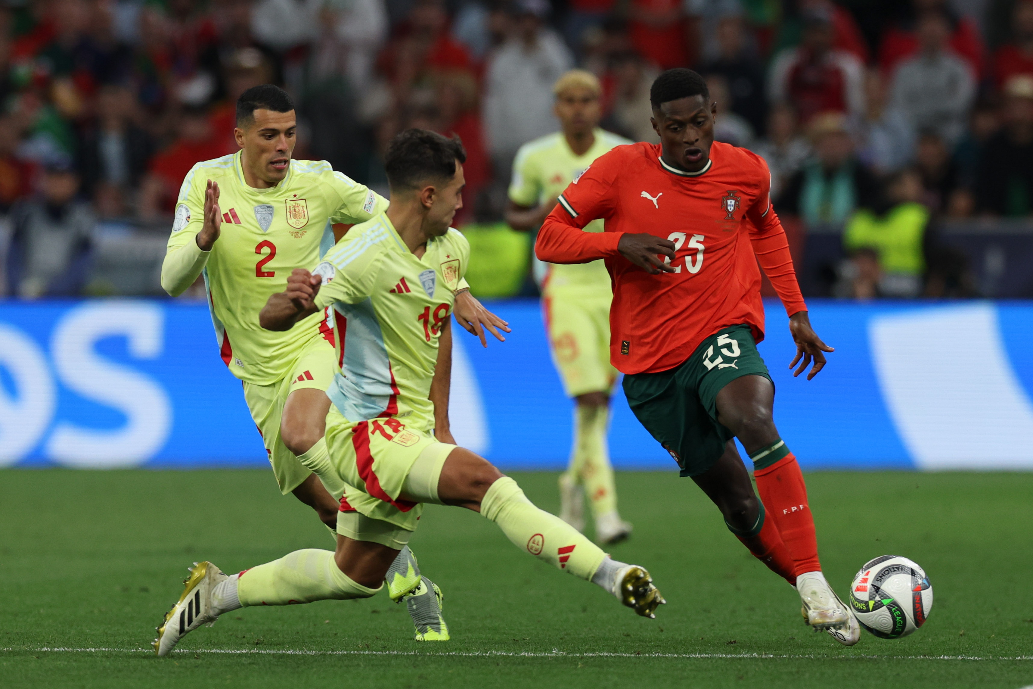 葡萄牙女足队员击败对手，迎来胜利