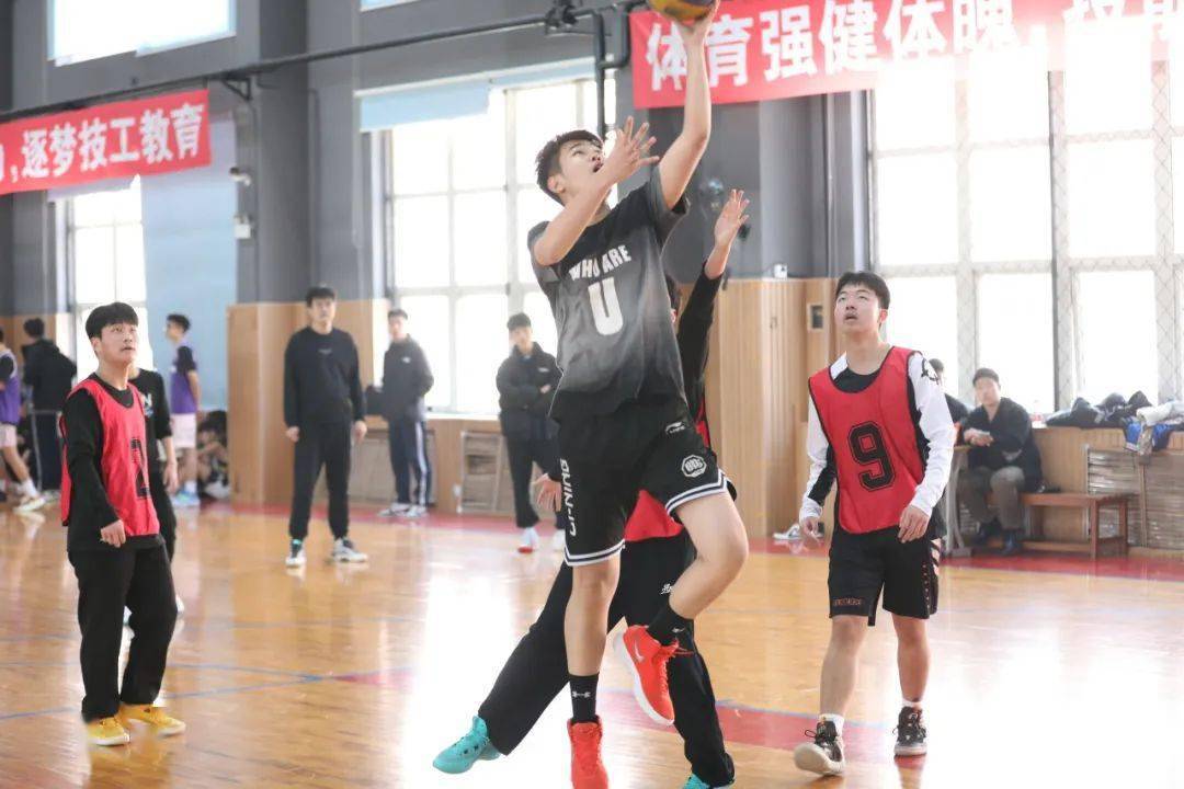 杏彩体育app-球员精神风采在篮球赛场上充分展现