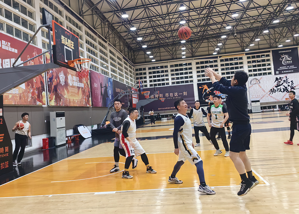 球员精神风采在篮球赛场上充分展现