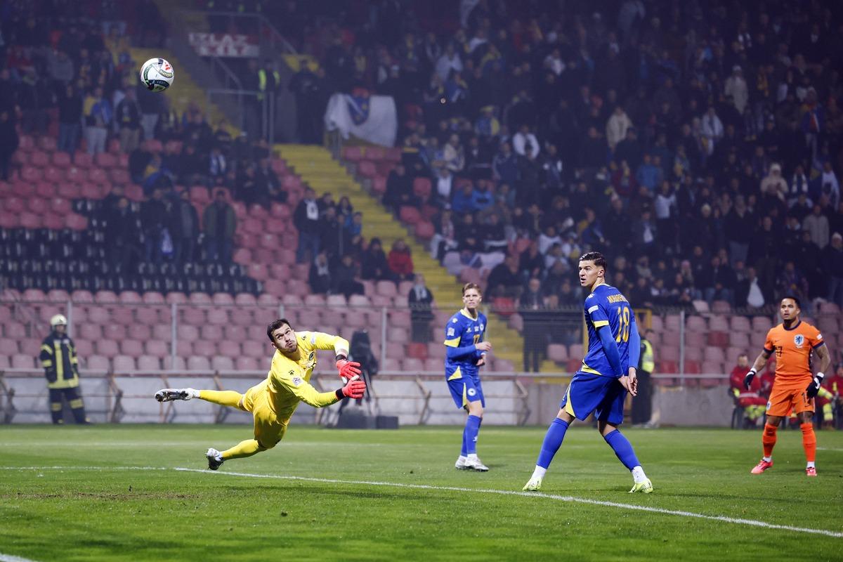 足球联赛中一支实力强劲的球队获得胜利 足球联赛中一支实力强劲的球队获得胜利