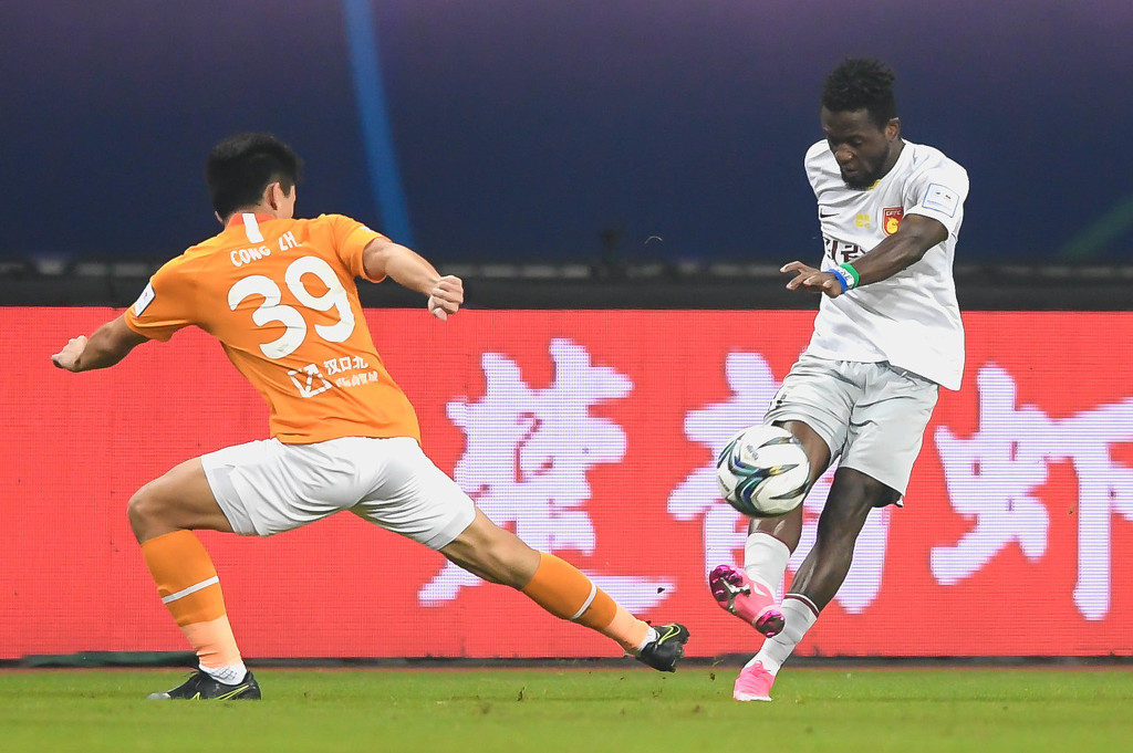 杏彩体育app下载-切塞纳梅开二度，助球队逆转晋级