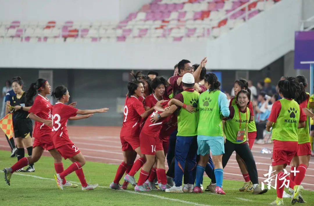 全队努力进球:女足选手瞄准对手,完成大逆转的简单介绍 全队努力进球:女足选手瞄准对手,完成大逆转的简单介绍