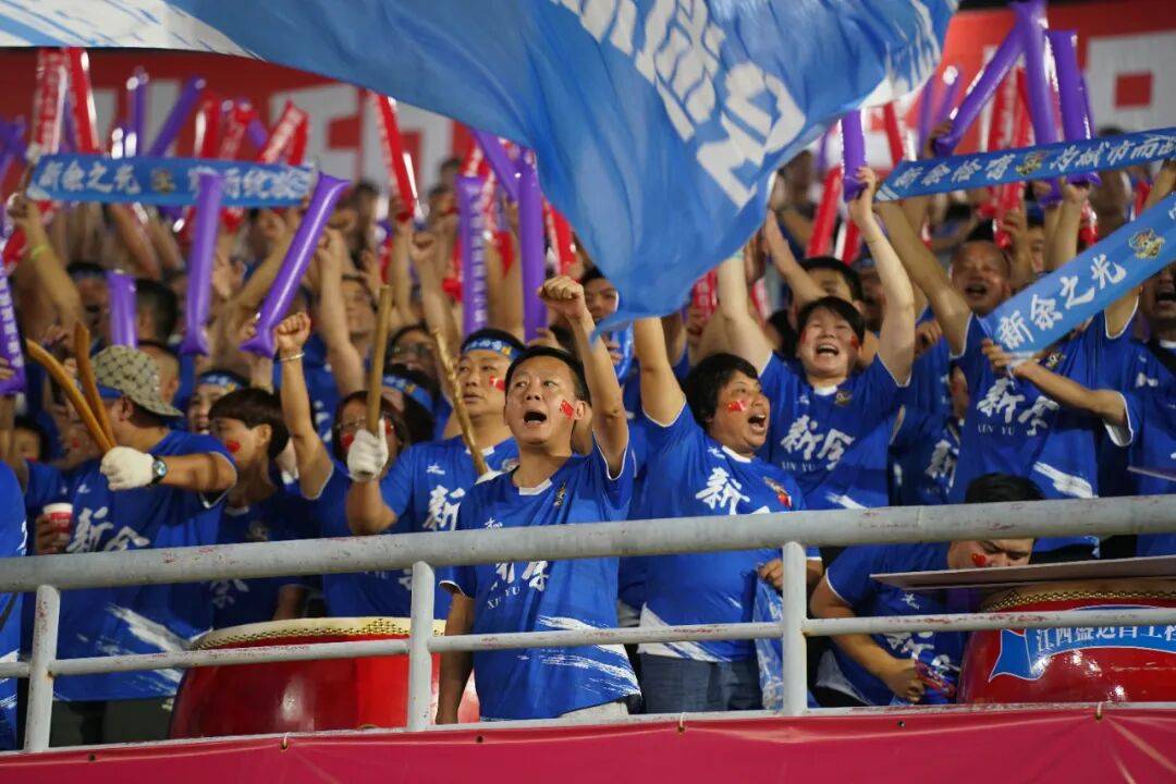 关于北京主场迎战青岛，双方实力均衡，观众期待精彩表现的信息