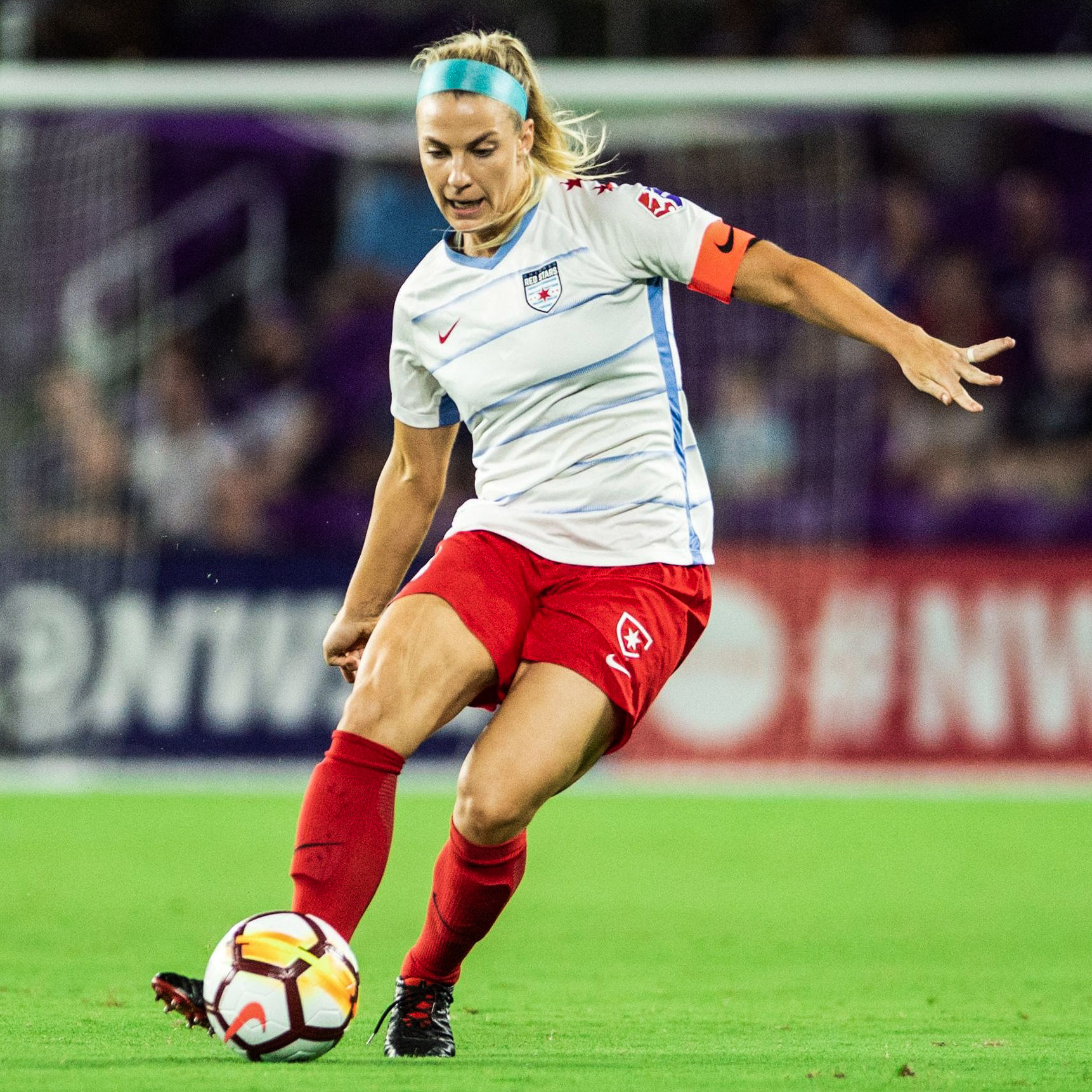 杏彩体育链接-美国女足球员在足球比赛中表现出色