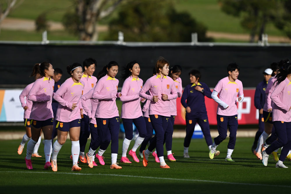 包含提振士气！中国女足锐意进取迎接挑战的词条