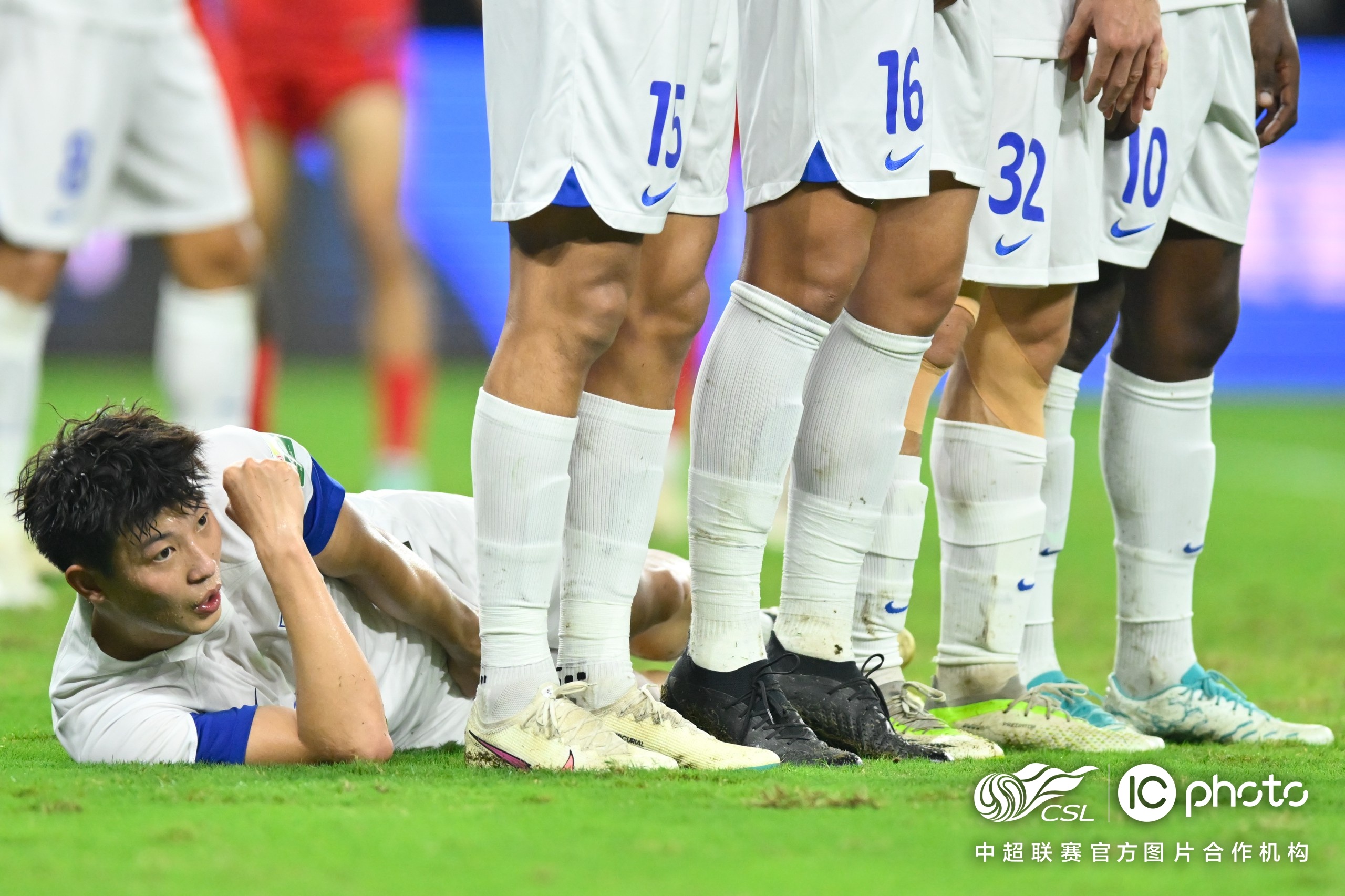 杏彩体育网站-足球运动员在关键时刻展现出色表现