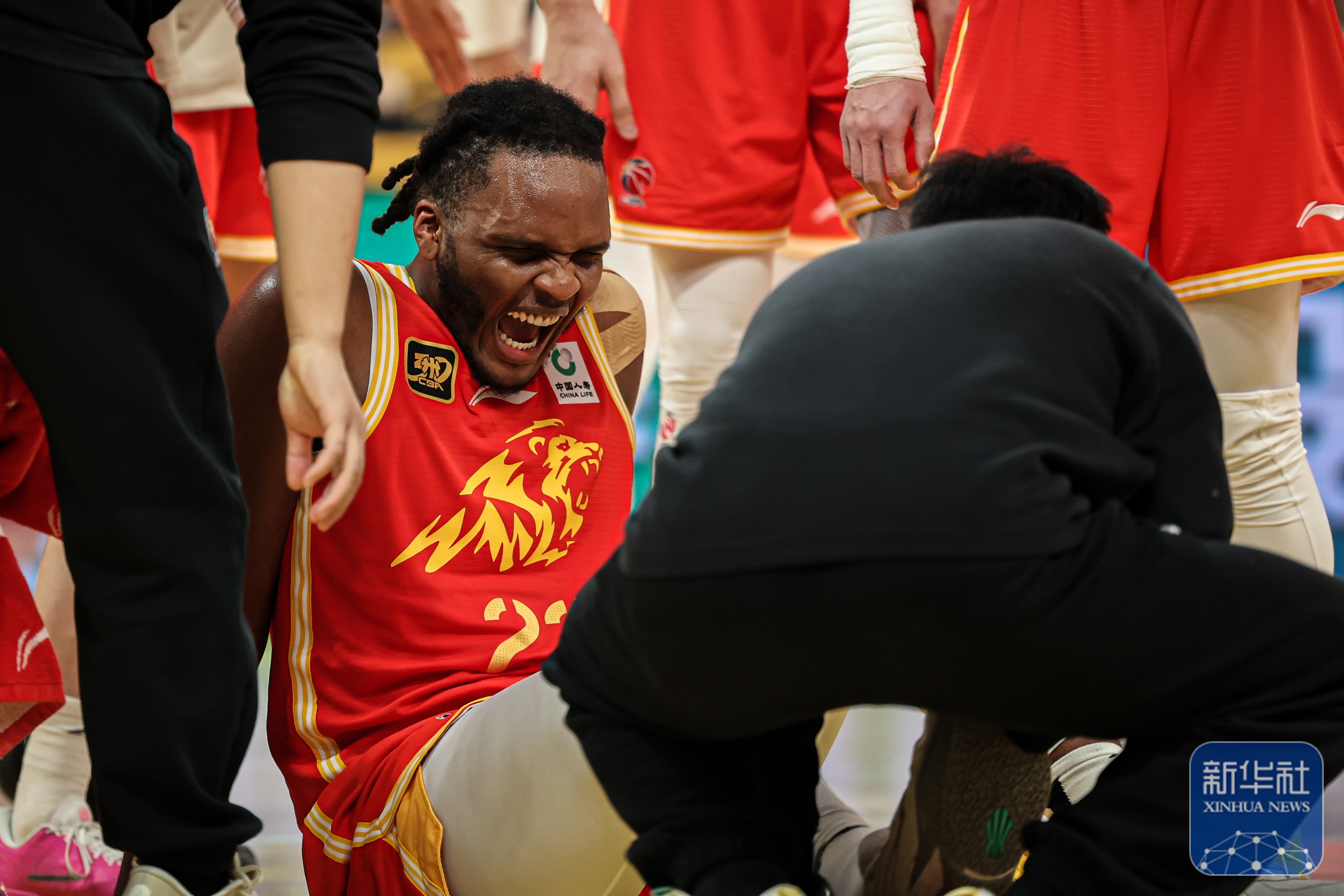 杏彩体育在线-比赛中掀起人气高潮，球场氛围火热