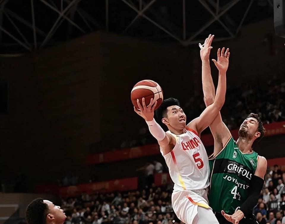 深圳男篮后卫发挥大爆发，击败北京队保持领先