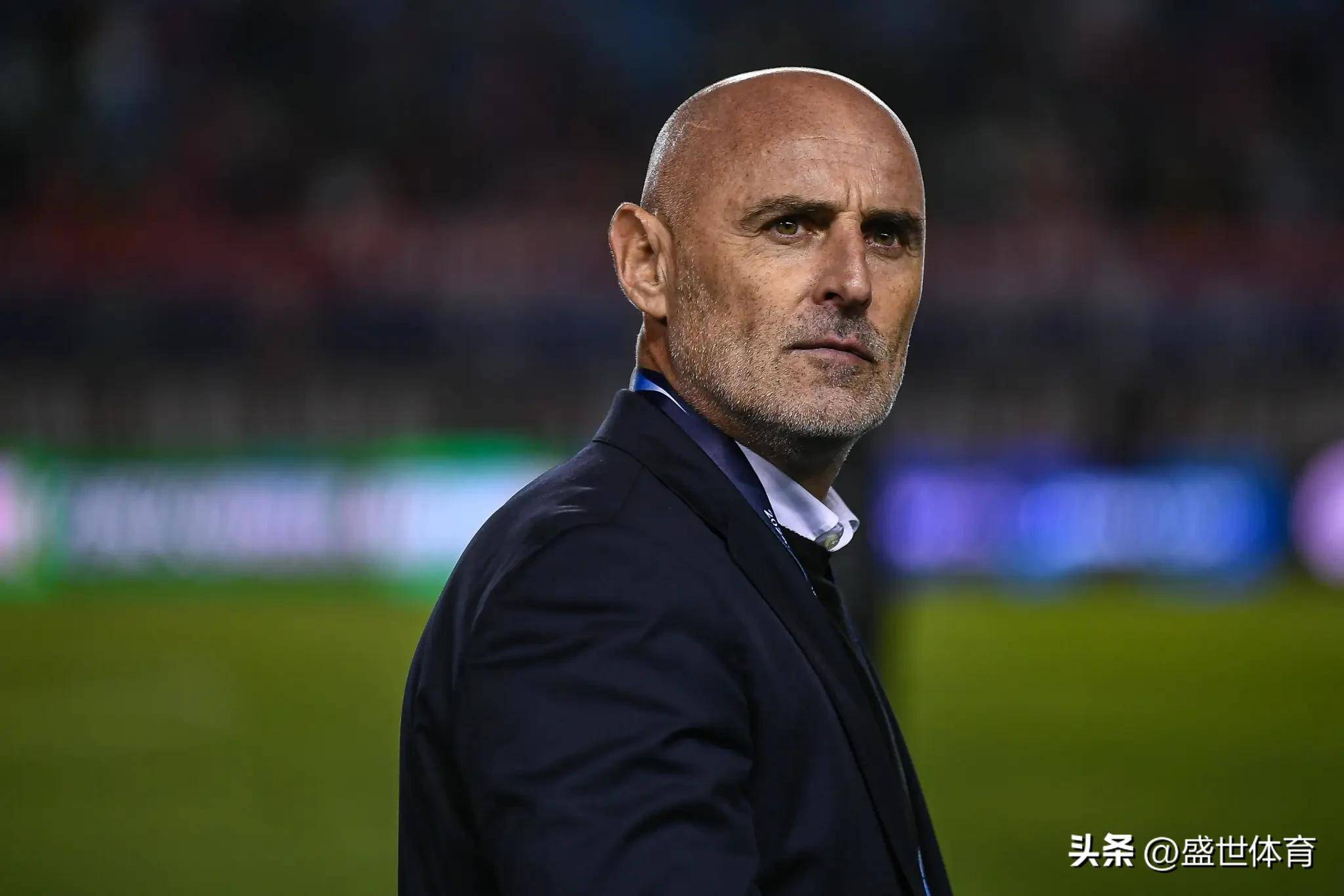 赛季中突然频繁轮换主帅，球队稳定性受到质疑